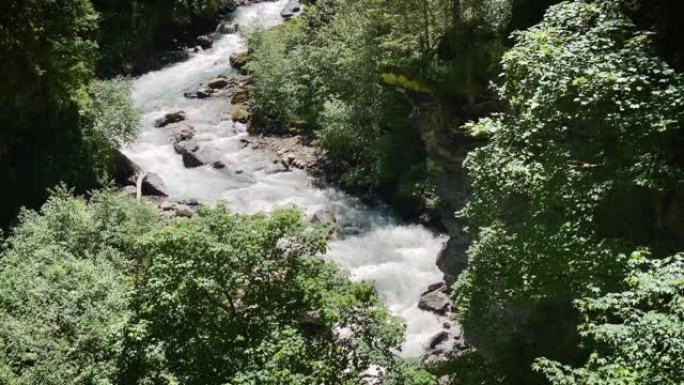 高山溪流高山流水溪水潺潺