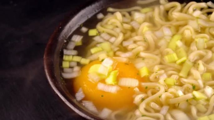 鸡蛋韭菜热面汤。