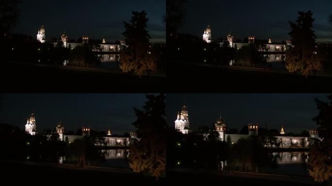 晚上，人们在池塘岸边的Novodevichy修道院附近行走。