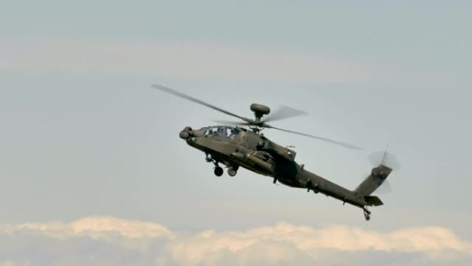 直升机在螺旋桨转身的情况下在空军基地上飞行
