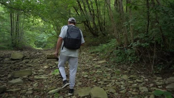 高级活跃男子在山林徒步旅行
