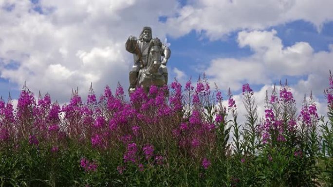 成吉思汗的雕像和鲜花