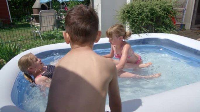 后院水上乐趣可爱的小孩子在游泳池里玩慢动作
