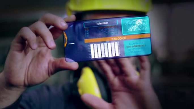 工厂工人使用未来的全息屏幕设备来控制制造