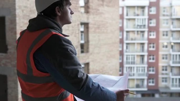 高层建筑施工现场的工头检查所执行工作的合规性。