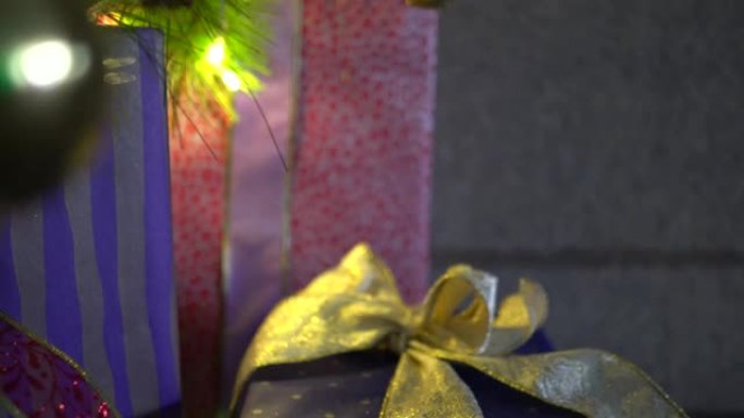 百货公司的圣诞装饰品。礼物上系着一个蝴蝶结。从上到下倾斜击球。