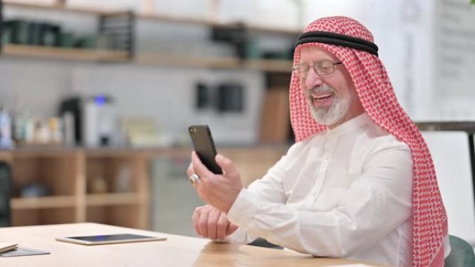 在智能手机上取得成功的阿拉伯老商人
