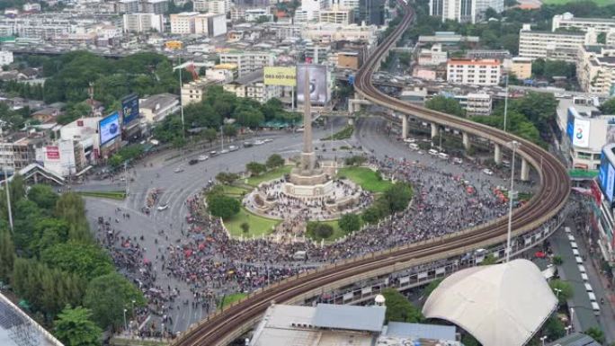 快闪族抗议者在街道上举行反对政府的示威游行，泰国曼谷胜利纪念碑上的人群为民主而公开集会。