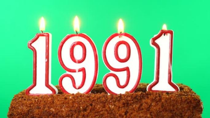 蛋糕与数字1991点燃的蜡烛。上个世纪的日期。色度键。绿屏。隔离