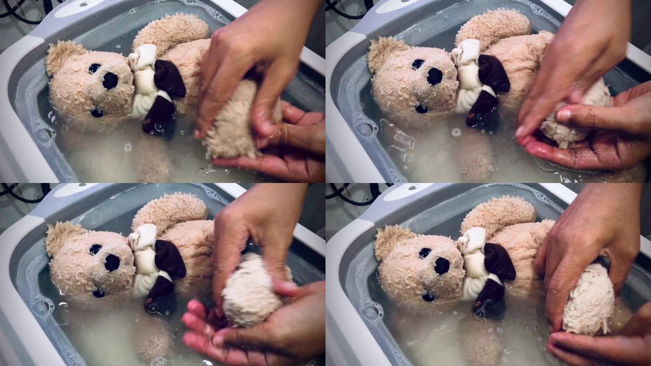 棕色玩具熊在浴缸里洗澡的镜头