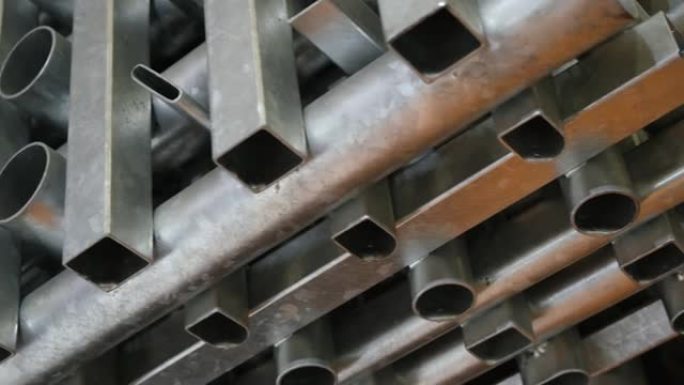 各种尺寸和厚度的工业中使用的金属管旋转并显示。