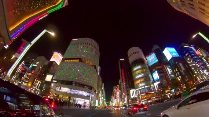 夜间驾驶银座街，日本东京。查找视图。