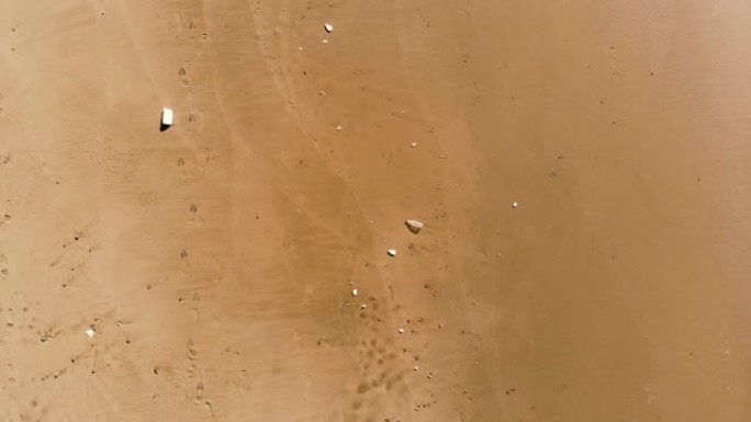 空中拍摄，飞越塑料污染的海岸，波浪运动，西伦托