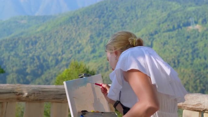 女艺术家在观景台画山