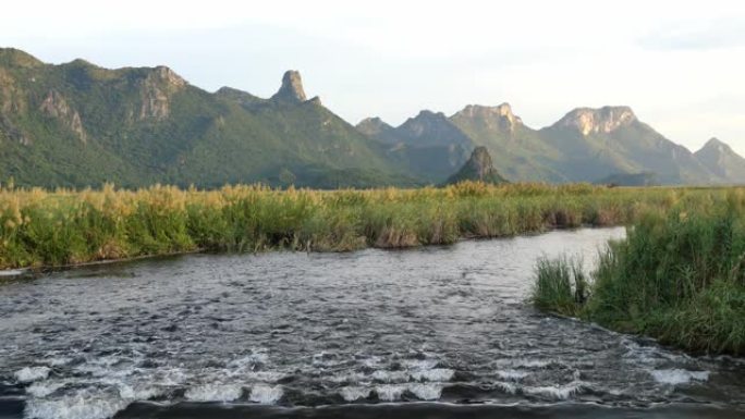 石灰岩山，水流着广阔的湿地