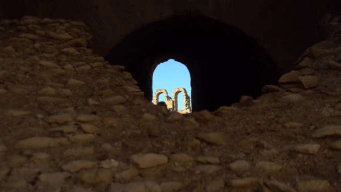 通过石窗查看圆形剧场的内部立面。古罗马遗址。位于突尼斯El Jem的古代圆形剧场。历史地标。