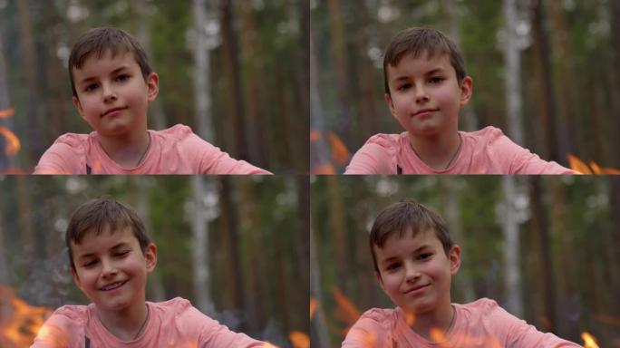 在森林篝火附近，可爱的少年对镜头微笑。