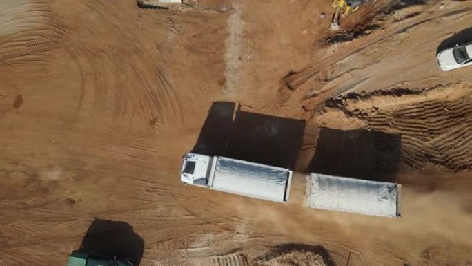 重载多吨自卸车在建筑工地满载污垢和土壤