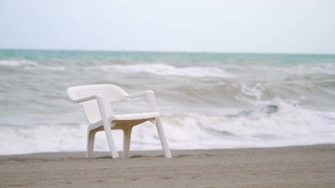 慢动作180fps大流行期间空旷封闭海滩上的沙滩椅