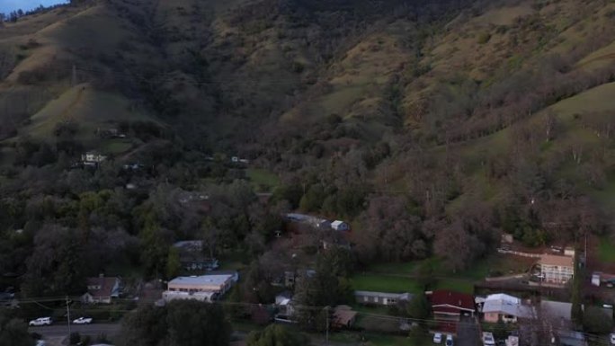 加州清晰湖无人机景观上的海滨住宅