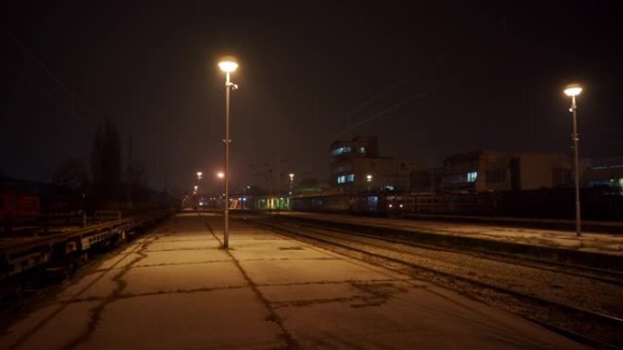 寒冷的雾蒙蒙的冬夜空火车站
