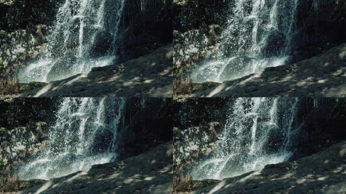 公园里的瀑布在大自然中，处理着沿着岩石流下的山间瀑布。