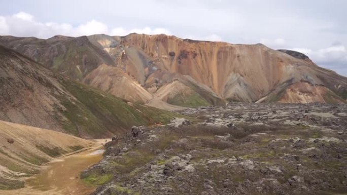 兰德曼纳劳加尔山谷。冰岛。劳加维古尔徒步旅行道上五颜六色的山脉。多色岩石，矿物，草和苔藓层的组合