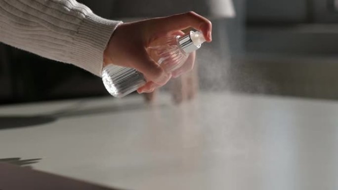 用消毒液擦拭的女性手部清洁台。