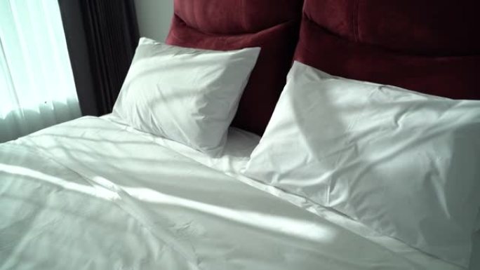 卧室酒店床上枕头的镜头