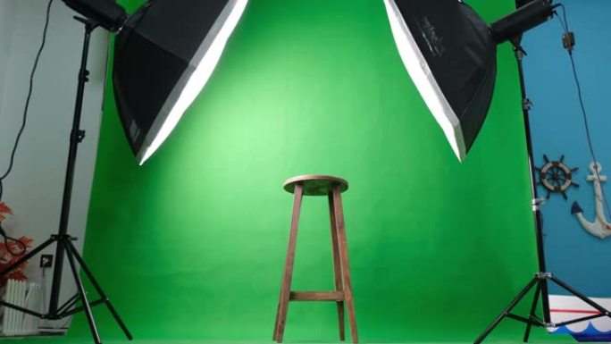 带有两个六边形工作室灯的照片或视频工作室。绿屏和固定椅子