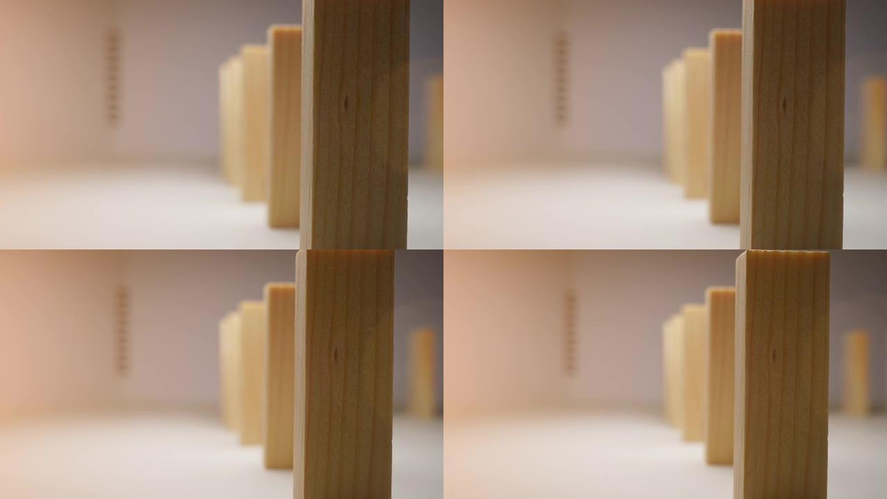 木块是堆叠的。用于多米诺骨牌游戏。阳光的动画。缩小镜头。所有块都是直立的。主题在右边。重点放在前面。