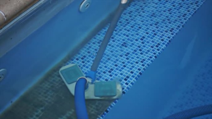 用吸尘和过滤器清洁游泳池污垢。