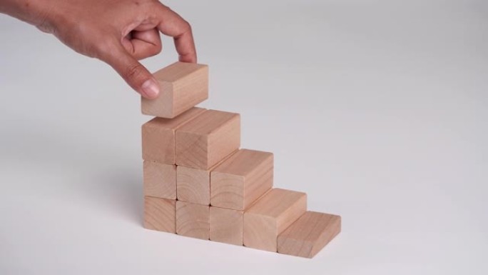 业务增长，建筑成功，阶梯职业道路基础概念，手工布置木块堆叠作为台阶。复制空间。