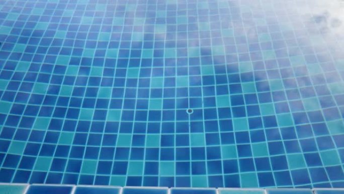 游泳池中清澈的绿松石涟漪背景