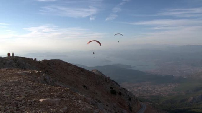 来自土耳其巴巴达格山的费蒂耶市附近的奥鲁德尼斯滑翔伞。