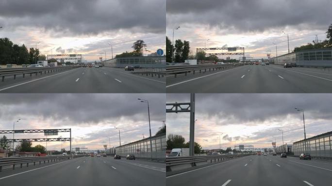 俄罗斯。莫斯科。2020年9月18日在六车道高速公路上通过汽车挡风玻璃的视图，该高速公路上有交流道，