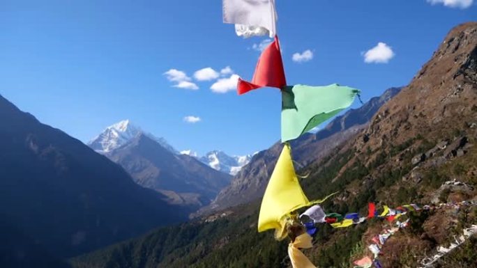 阳光明媚的日子，在喜马拉雅山的尼泊尔昆布地区的夏尔巴人村南切巴扎尔上空，飘扬着五颜六色的佛教祈祷旗，