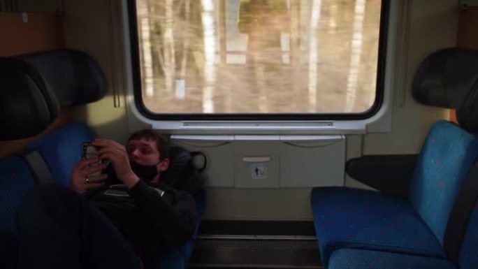 一个人在旅行火车上的交流。使用移动应用程序。