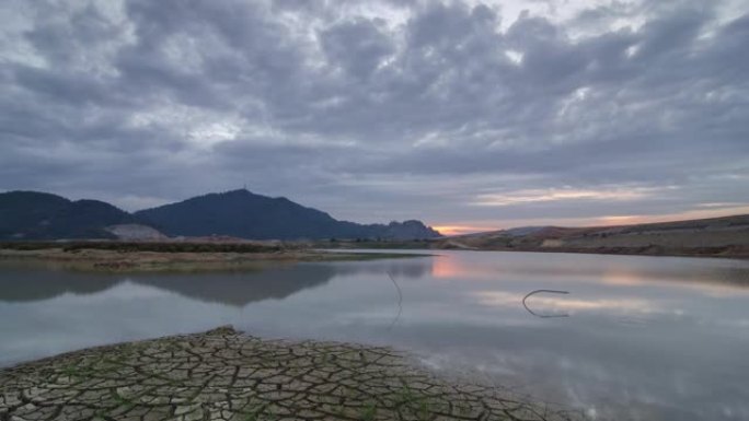 槟城Bukit Mertajam旱季孟矿大坝的延时干燥泥浆。