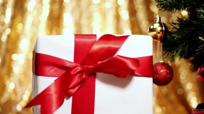 礼品盒和松树与圣诞灯背景。