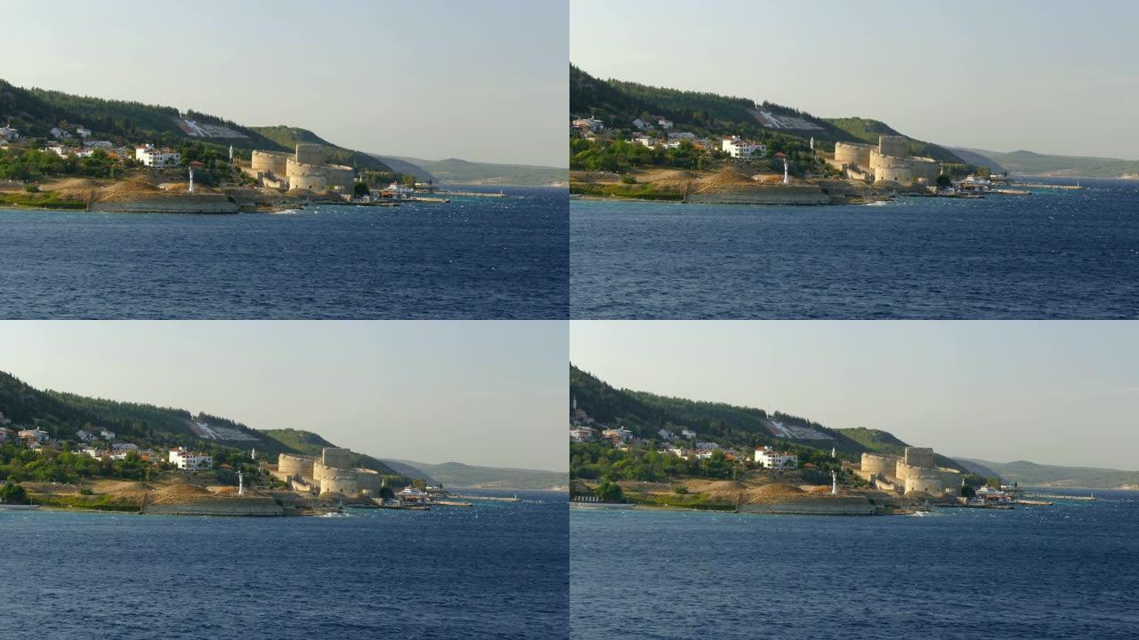 灯塔和达达尼尔海峡的一座古老堡垒