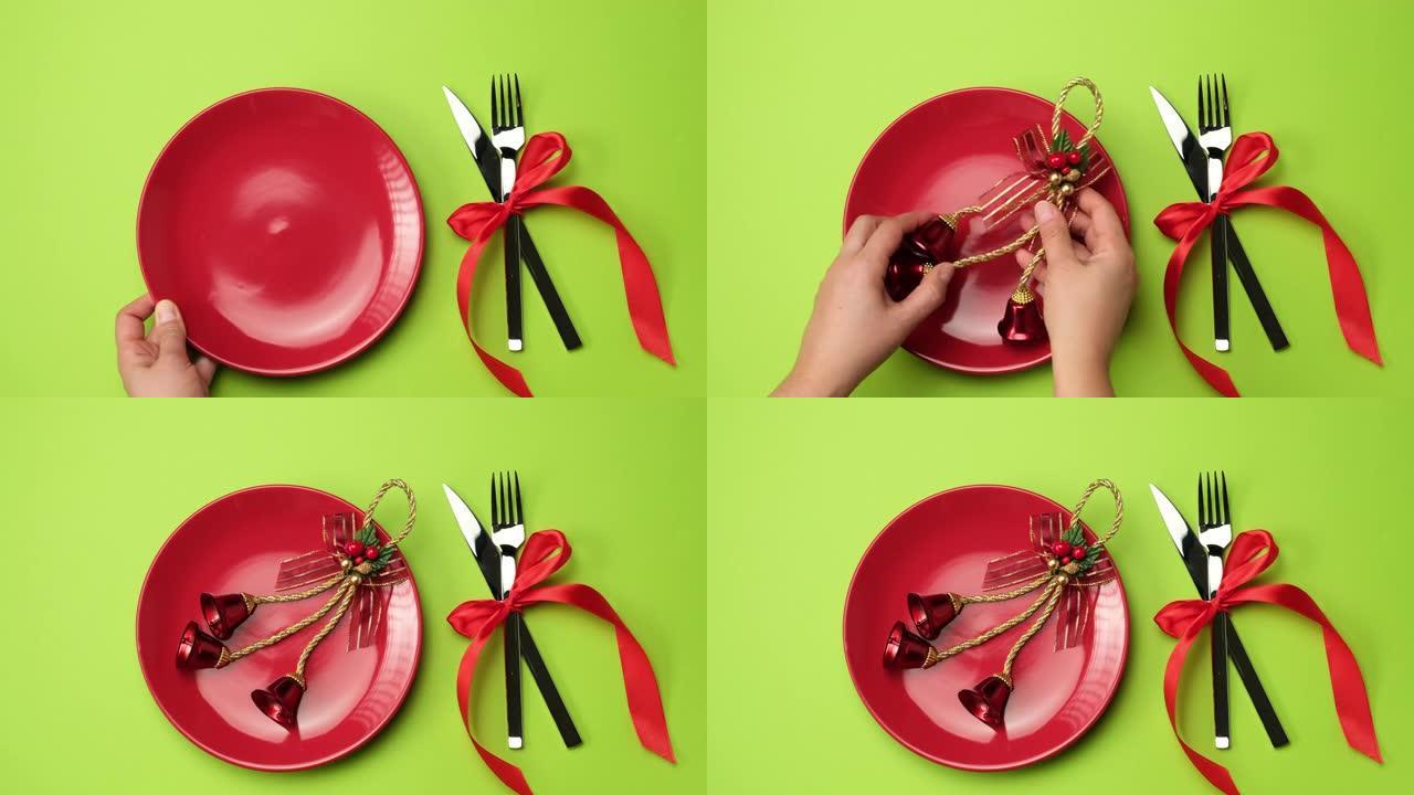 红色圆板，带叉子的刀和绿色背景上的圣诞节装饰