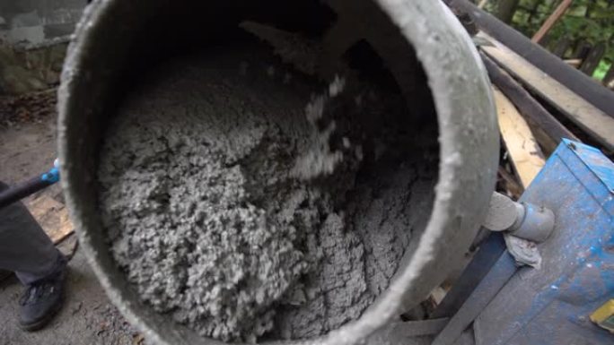 小型水泥搅拌机搅拌混凝土
