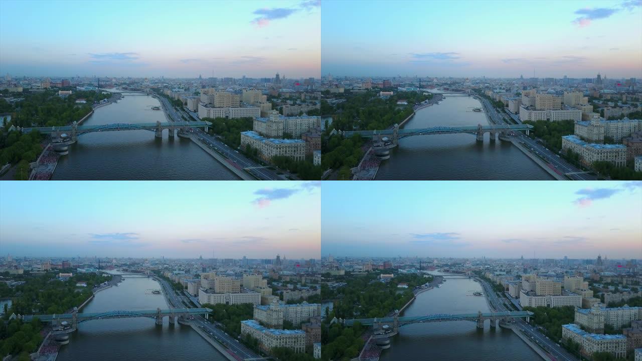 俄罗斯日落暮光之城莫斯科河著名高尔基公园人行天桥空中全景4k