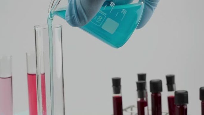 慢动作卡车拍摄的研究人员将亚甲蓝测试检测液科学倒入试管，血液测试的实验室样本用于诊断病毒感染，大流行