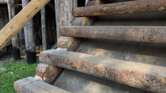 乡村别墅中的木制楼梯