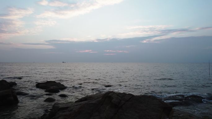 海边看日出的摄影师