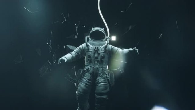 宇航员在破碎的镜子中坠落在外层空间