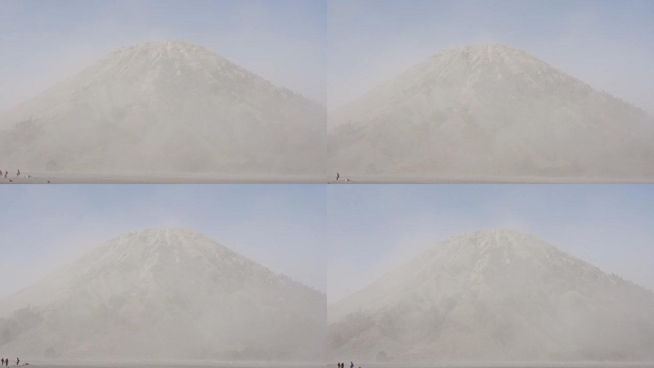 布罗莫山周围雾蒙蒙的沙海