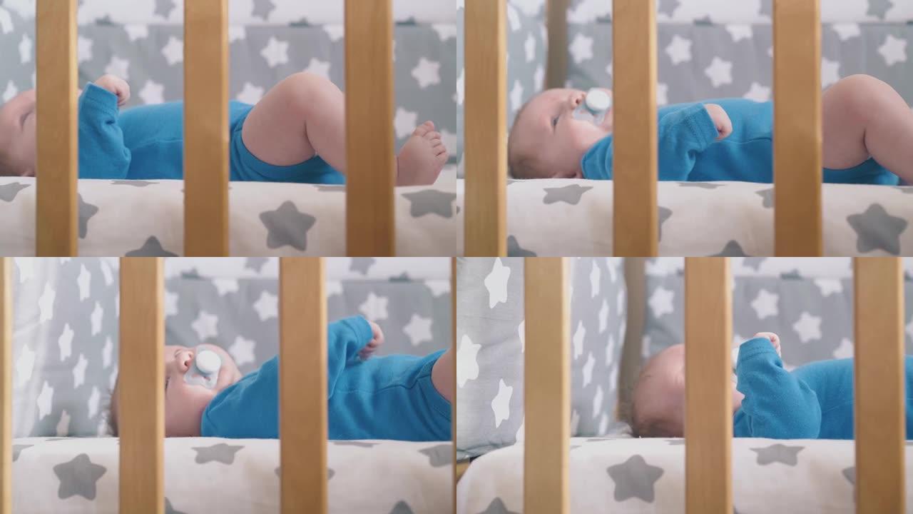 小男孩吮吸躺在舒适婴儿床上的假人